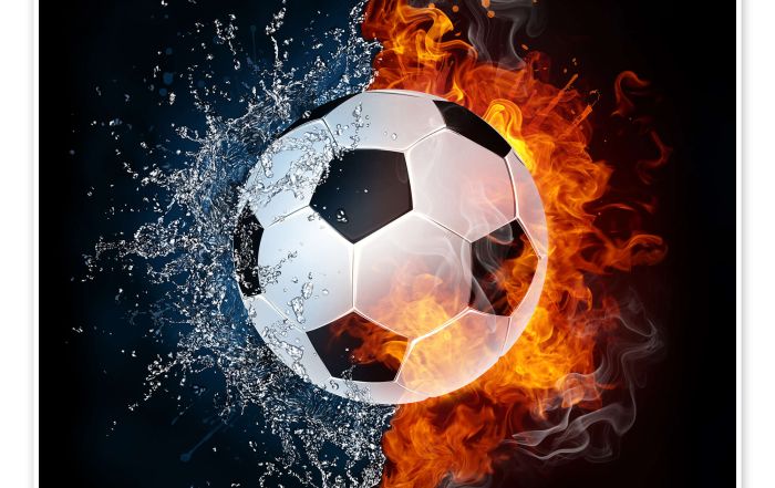 Schwarz-weißer Fußball zwischen spritzendem Wasser links und orangefarbenen Flammen rechts vor schwarzem Hintergrund.