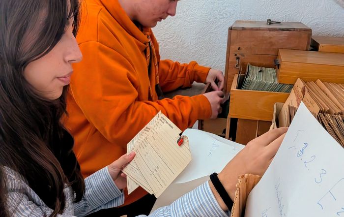 Schülerinnen und Schüler bei der Arbeit mit historischen Schulakten im Schularchiv des Burggymnasiums Friedberg